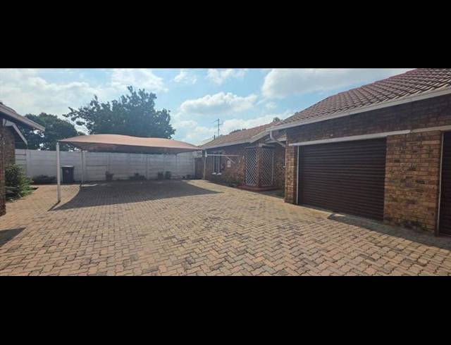 3 BEDROOM TOWNHOUSE FOR SALE IN BOKSBURG NORTH